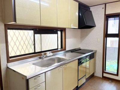 【キッチン】 | 須磨区大手町８丁目　中古戸建 | 食洗機は手洗いよりも時間の節約ができるので、子育てや家事で忙しい家庭の見方です