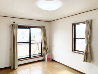 【洋室】 | 須磨区大手町８丁目　中古戸建 | 8.7帖の洋室