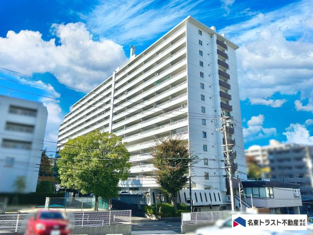 虹ヶ丘マンション本館の外観|ゆとりを感じさせる建物のスケールと、整った外観が目を引きます。