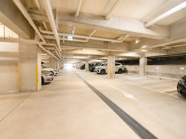 虹ヶ丘マンション本館の駐車場|建物内に設けられた平面駐車場です。屋根付きのため天候の影響を受けにくく、車の保管や乗り降りにも便利です。