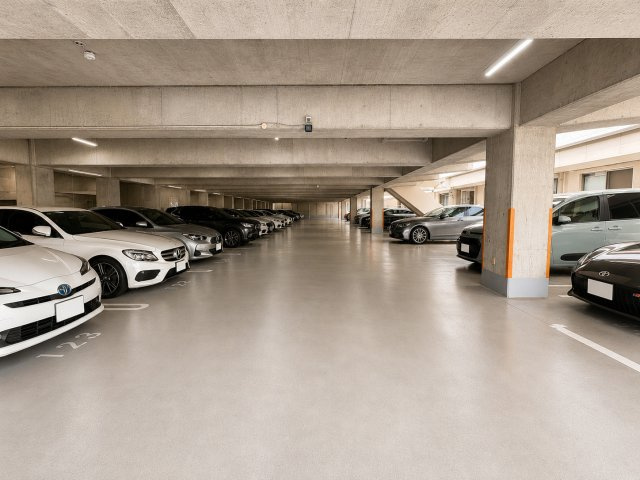 虹ヶ丘マンション本館の駐車場|建物内に設けられた平面駐車場です。