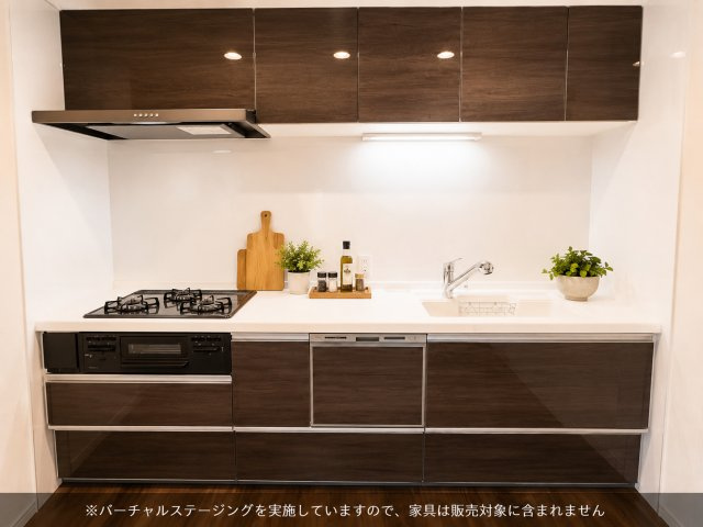 虹ヶ丘マンション本館のキッチン|吊戸棚を備えた収納力のあるシステムキッチン。作業スペースが広く、毎日のお料理もスムーズに行えます。
※バーチャルステージングを実施しています