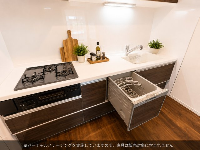 虹ヶ丘マンション本館のキッチン|家事の負担を軽減してくれる食器洗浄乾燥機を備えています。調理スペースとシンクの距離も近く、使いやすいキッチンです。
※バーチャルステージングを実施しています