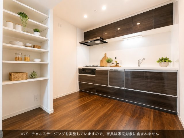 虹ヶ丘マンション本館のキッチン|落ち着いた色合いの扉材を採用したキッチン。食器や調理器具を整理しやすいオープン収納棚も設けられています。
※バーチャルステージングを実施しています