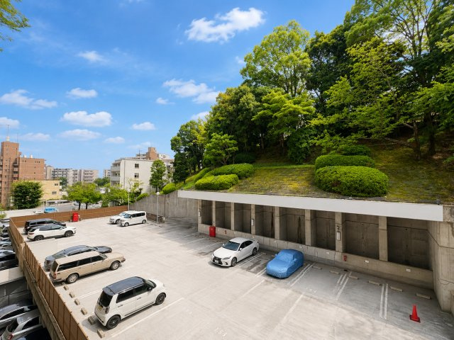 虹ヶ丘マンション本館の展望|敷地内の緑豊かな植栽を望む、開放感のある眺望。周辺の建物との距離が確保され、圧迫感を感じにくい環境です。