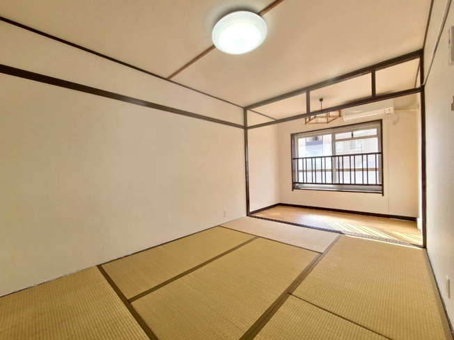 【和室】 | 星陵台住宅一号棟 | リビング横の和室は南向きで陽当たり良好です。