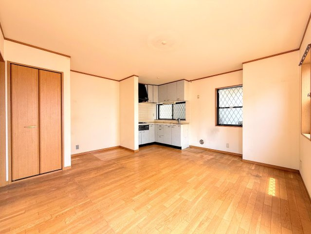 戸塚区名瀬町　中古戸建て　第3の居間・リビング|［施工前］◆家族で食卓を囲むダイニングスペースと、ソファでゆったりくつろぐリビングスペースがしっかり区切られているので家具の配置や用途を使いわけしやすいです。