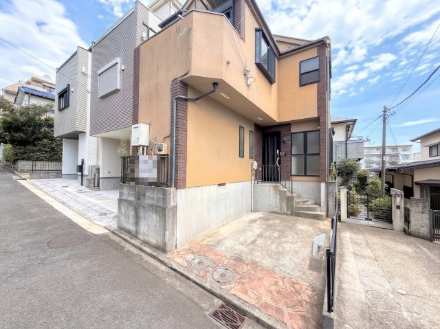 戸塚区名瀬町　中古戸建て　第3の前面道路含む現地写真|◆前面道路も幅員があり車の運転も安心！前面道路は閑静な住宅地。車通りの少ない道路です。お子様にも安心です。