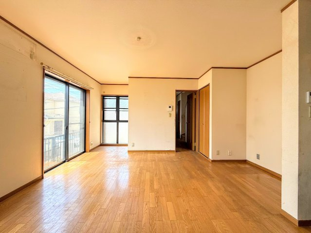 戸塚区名瀬町　中古戸建て　第3の居間・リビング|［施工前］◆一家だんらんのスペースとなるＬＤＫ。窓から明るい光が差し込み、思わず家族の会話も弾む快適な空間。