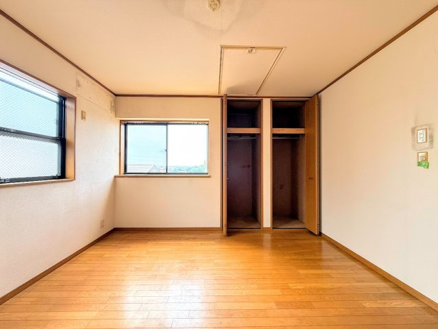 戸塚区名瀬町　中古戸建て　第3の洋室|［施工前］◆柔らかい陽光が差し込む明るいお部屋を演出する設計。彩光の取れる窓が気持ちの良いお部屋を創り上げます。