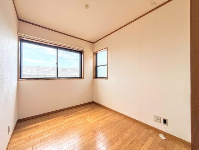 戸塚区名瀬町　中古戸建て　第3の洋室|［施工前］◆室内はいつも明るい印象なので気持ちの良い朝を迎えられます。各部屋にはクローゼットを完備しており、収納が多いお家はすっきりして快適空間です。