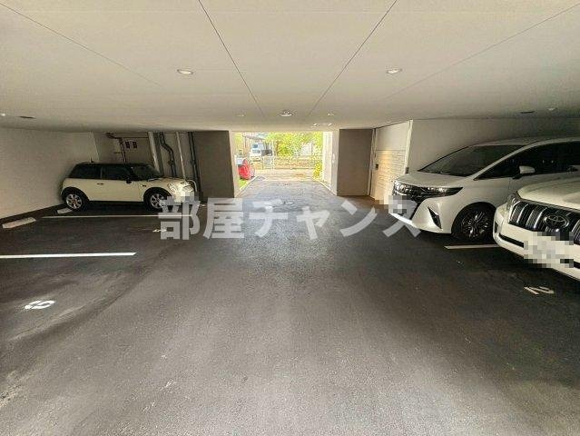 アースグランデ泉の駐車場