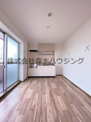 【居間・リビング】 | 　メイコータウンⅡ | ※同タイプ別室の写真を使用しています。
　設備内容や内装色調など相違がある場合は実際のお部屋の現状優先となります。