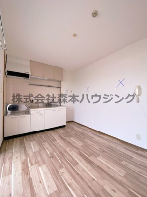 【居間・リビング】 | 　メイコータウンⅡ | ※同タイプ別室の写真を使用しています。
　設備内容や内装色調など相違がある場合は実際のお部屋の現状優先となります。
