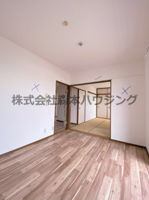 【居間・リビング】 | 　メイコータウンⅡ | ※同タイプ別室の写真を使用しています。
　設備内容や内装色調など相違がある場合は実際のお部屋の現状優先となります。