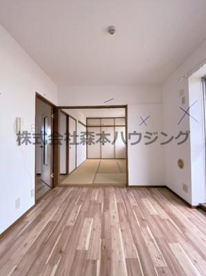 【居間・リビング】 | 　メイコータウンⅡ | ※同タイプ別室の写真を使用しています。
　設備内容や内装色調など相違がある場合は実際のお部屋の現状優先となります。