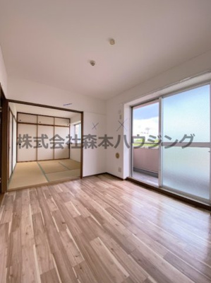 【居間・リビング】 | 　メイコータウンⅡ | ※同タイプ別室の写真を使用しています。
　設備内容や内装色調など相違がある場合は実際のお部屋の現状優先となります。