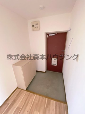 【玄関】 | 　メイコータウンⅡ | ※同タイプ別室の写真を使用しています。
　設備内容や内装色調など相違がある場合は実際のお部屋の現状優先となります。