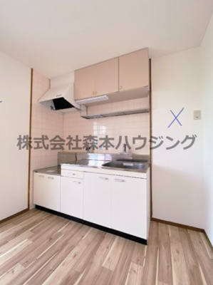 【キッチン】 | 　メイコータウンⅡ | ※同タイプ別室の写真を使用しています。
　設備内容や内装色調など相違がある場合は実際のお部屋の現状優先となります。