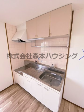 【キッチン】 | 　メイコータウンⅡ | ※同タイプ別室の写真を使用しています。
　設備内容や内装色調など相違がある場合は実際のお部屋の現状優先となります。