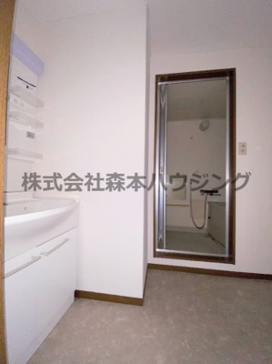 【洗面所】 | 　メイコータウンⅡ | ※同タイプ別室の写真を使用しています。
　設備内容や内装色調など相違がある場合は実際のお部屋の現状優先となります。