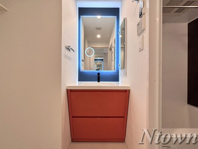 【独立洗面台】 | NEO JAPANESQUE 出来町(ネオジャパネスク出来町) | 朝の支度にも助かる、独立の洗髪洗面化粧台
