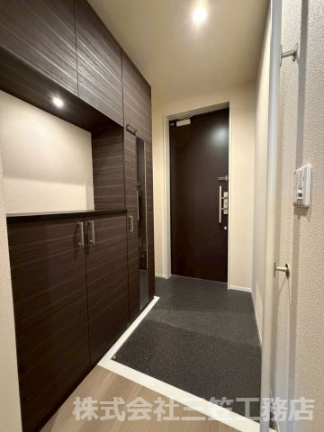 寝屋川市若葉町の賃貸マンションの玄関