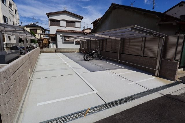 寝屋川市若葉町の賃貸マンションの駐車場