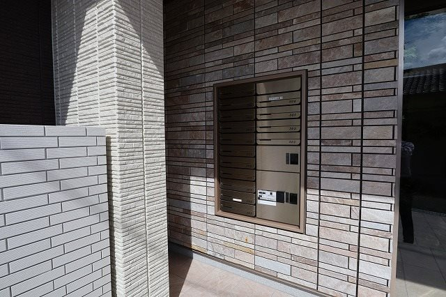 寝屋川市若葉町の賃貸マンションのエントランス