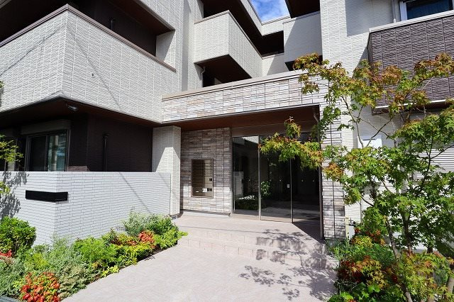 寝屋川市若葉町の賃貸マンションのエントランス
