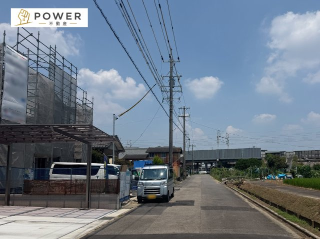 安城市城南町２丁目の新築一戸建の前面道路含む現地写真|十分なゆとりがあり、邸宅としての佇まいをより一層引き立てております。上品な住環境をお約束いたします。