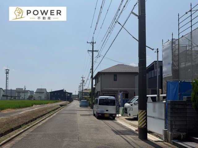 安城市城南町２丁目の新築一戸建の前面道路含む現地写真|十分なゆとりがあり、邸宅としての佇まいをより一層引き立てております。上品な住環境をお約束いたします。