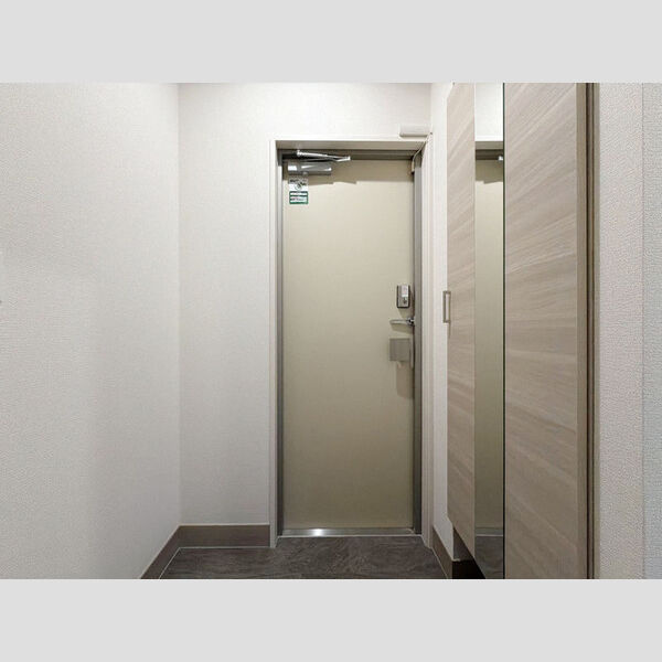 西宮市上甲子園１丁目のアパートの玄関