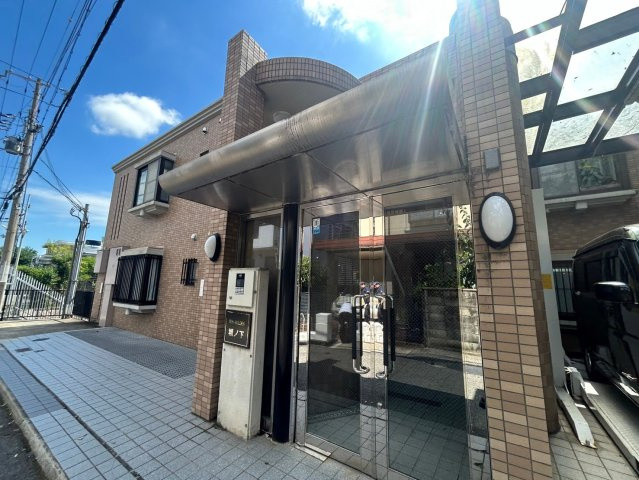 神戸市灘区城の下通２丁目の賃貸マンションのエントランス