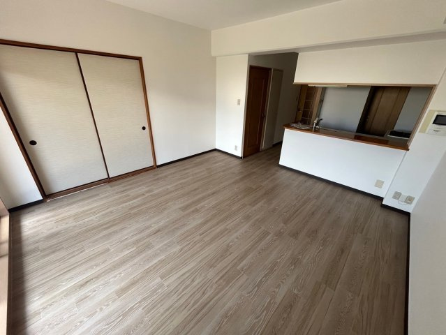 神戸市灘区城の下通２丁目の賃貸マンションの居間・リビング
