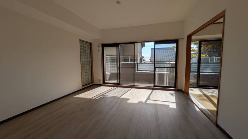 神戸市灘区城の下通２丁目の賃貸マンションの居間・リビング