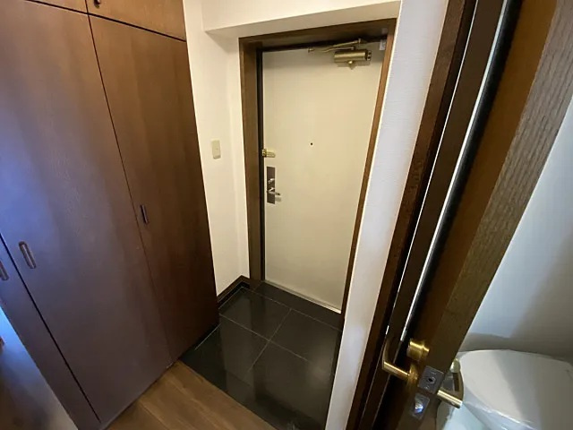 ロイヤルスパークル六甲２の玄関
