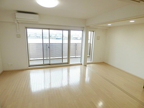 神戸市東灘区深江南町１丁目の賃貸マンションの居間・リビング