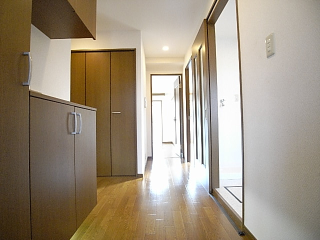西宮市西平町の賃貸マンションの玄関