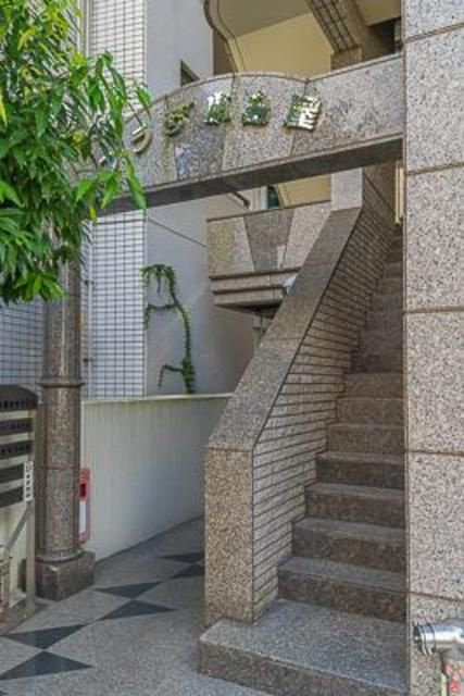 プラザ小島屋抜弁天ビルのエントランス