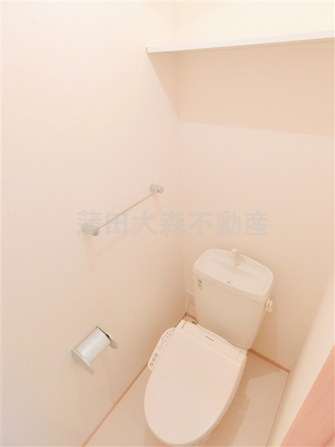 メルモのトイレ|棚と温水洗浄便座付きのトイレ