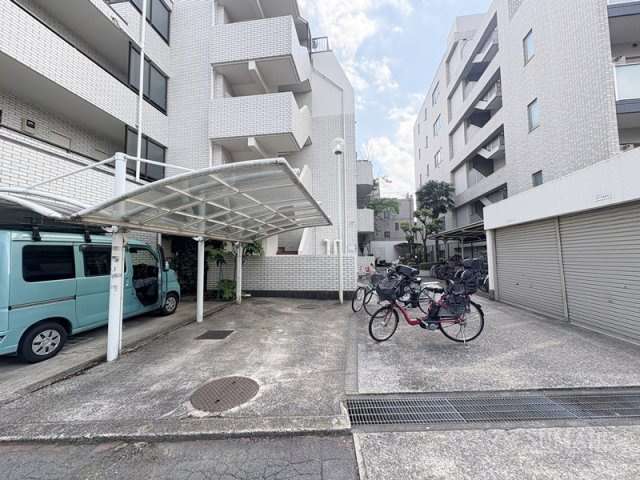 サンフィールドハイツの駐車場|空きはご確認くださいませ。