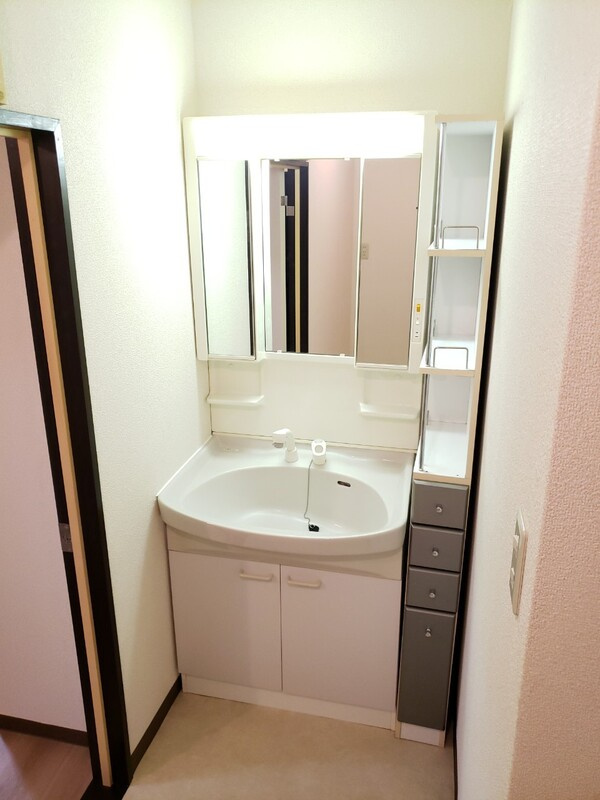 調布市西つつじケ丘２丁目の賃貸マンションの洗面所