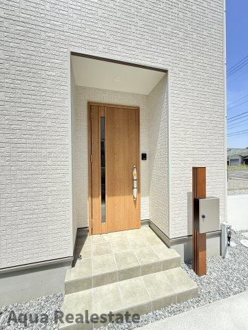 オール電化デザイナーズハウス高松市円座町建売⑬の玄関|シンプルで使いやすい玄関です