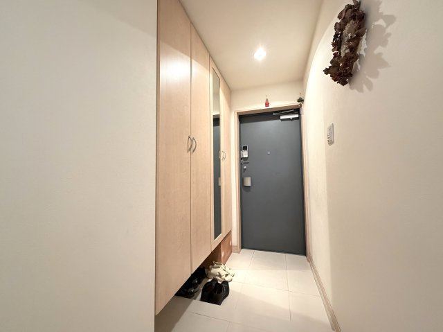 フローレンス矢野東グランドアーク壱番館の玄関|天井高のシューズボックスがあります。