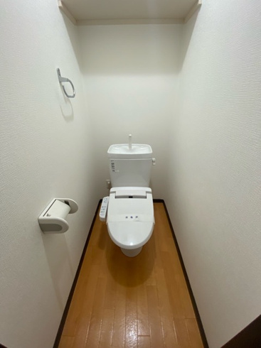 温水洗浄便座付きのトイレです！