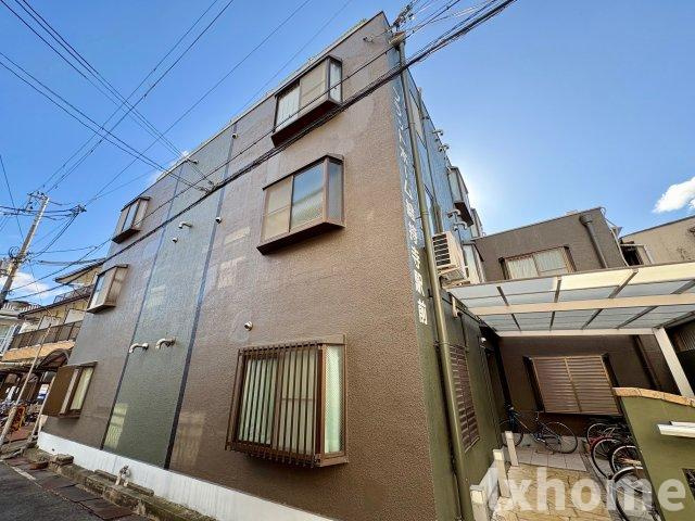 プラットホーム総持寺駅前のエントランス