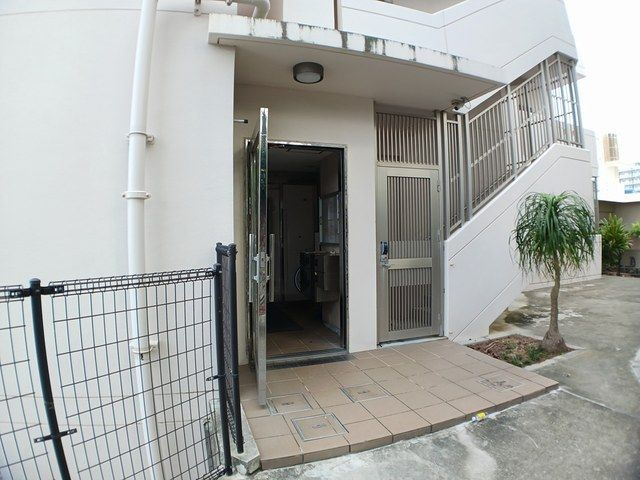 【エントランス】アンドーバーテラス識名