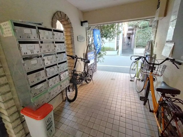 AP32 メゾン・ド・カフェイユ 301（豪徳寺）のエントランス|



