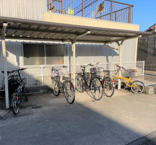 レオパレスゴールドのその他|屋根付き駐輪場完備